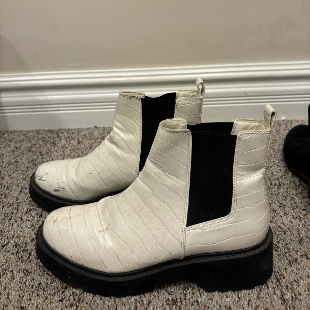 textured white lug Chelsea boots size 9